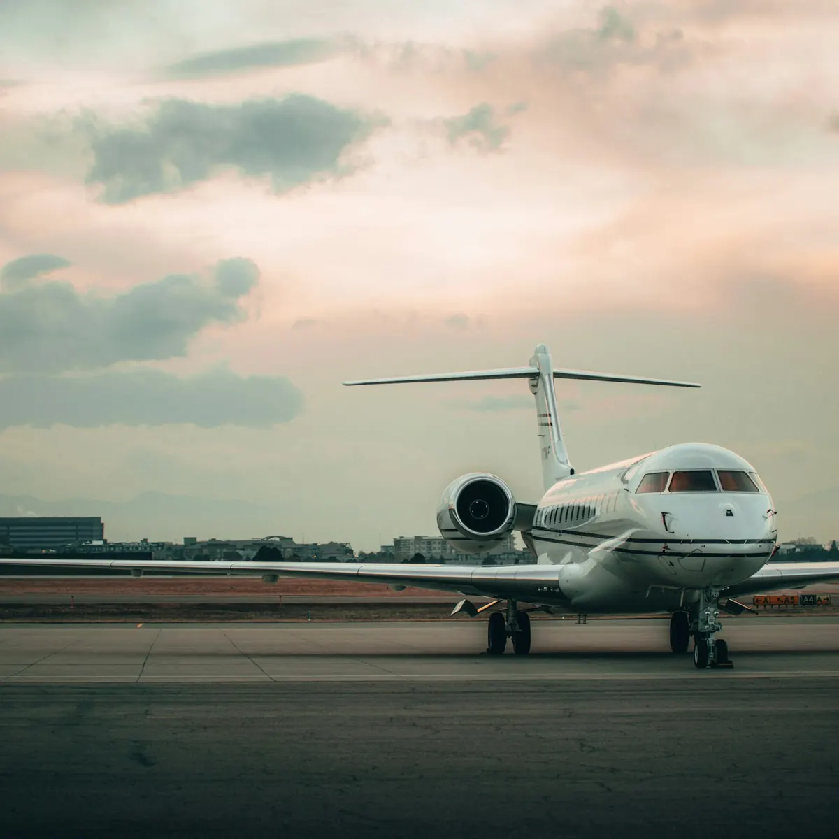 Super-midsize jet category example